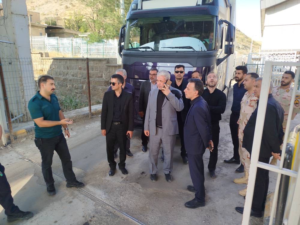 فرماندار ارومیه پای صحبت رانندگان کامیون در مرز سرو نشست
