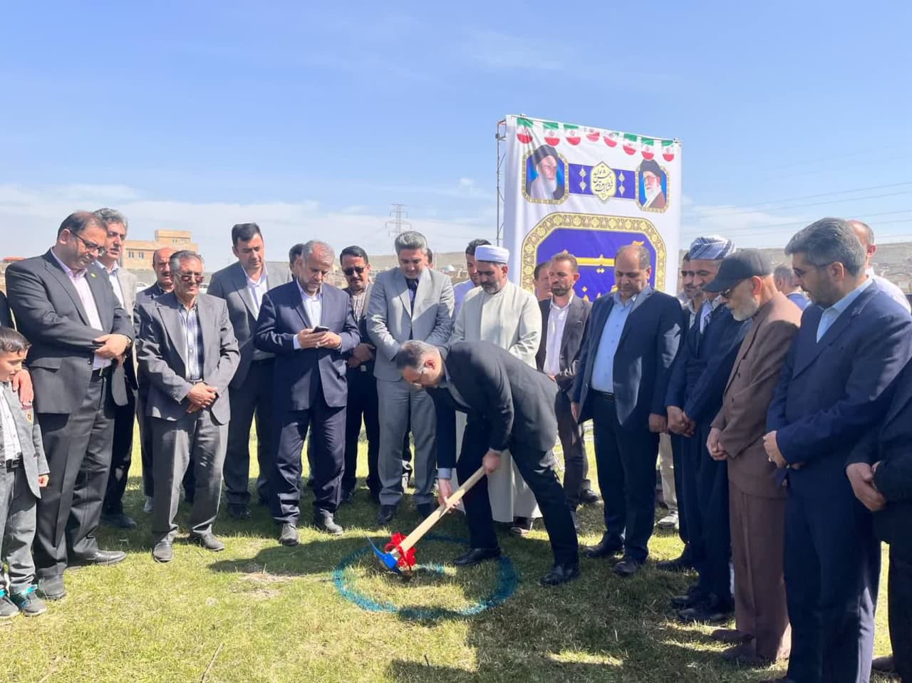 آئین کلنگ زنی مدرسه 12 کلاسه خیرساز روستای بادکی برگزار شد