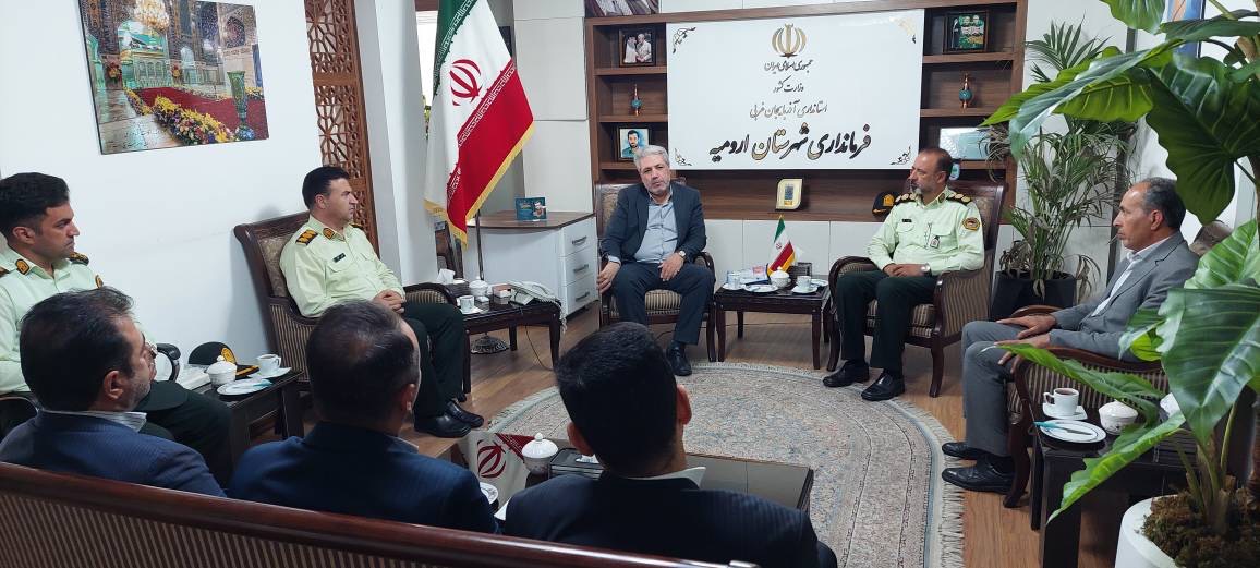 تجلیل فرماندار ارومیه از همکاران انتظامی شاغل در فرمانداری