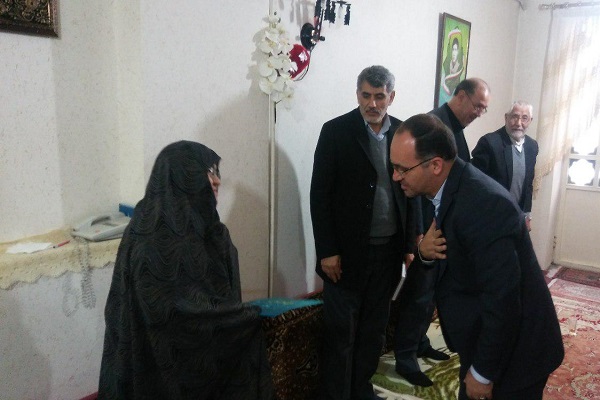 دیدار فرماندار ارومیه با خانواده شهدای دانش آموز