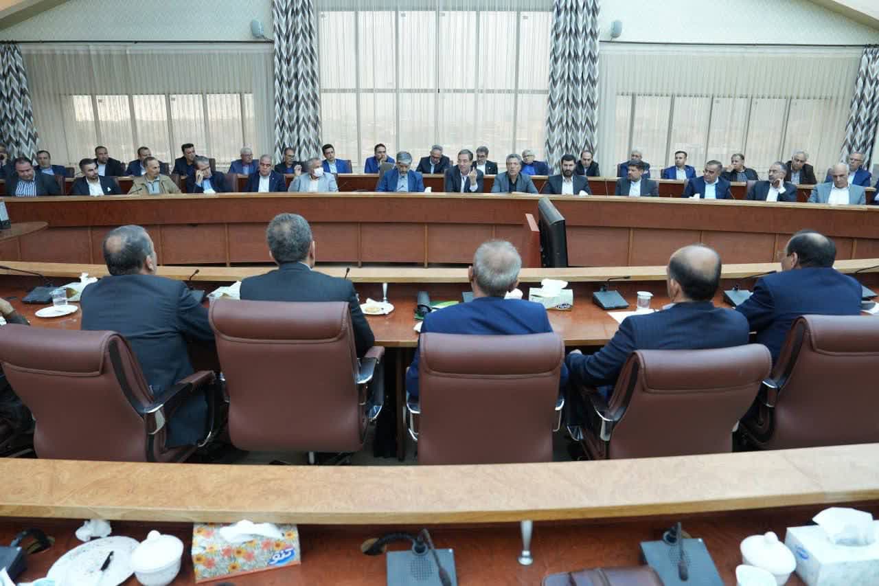 نشست استاندار آذربایجانغربی با جمعی از سرمایهگذاران استان در راستای تحقق شعار سال