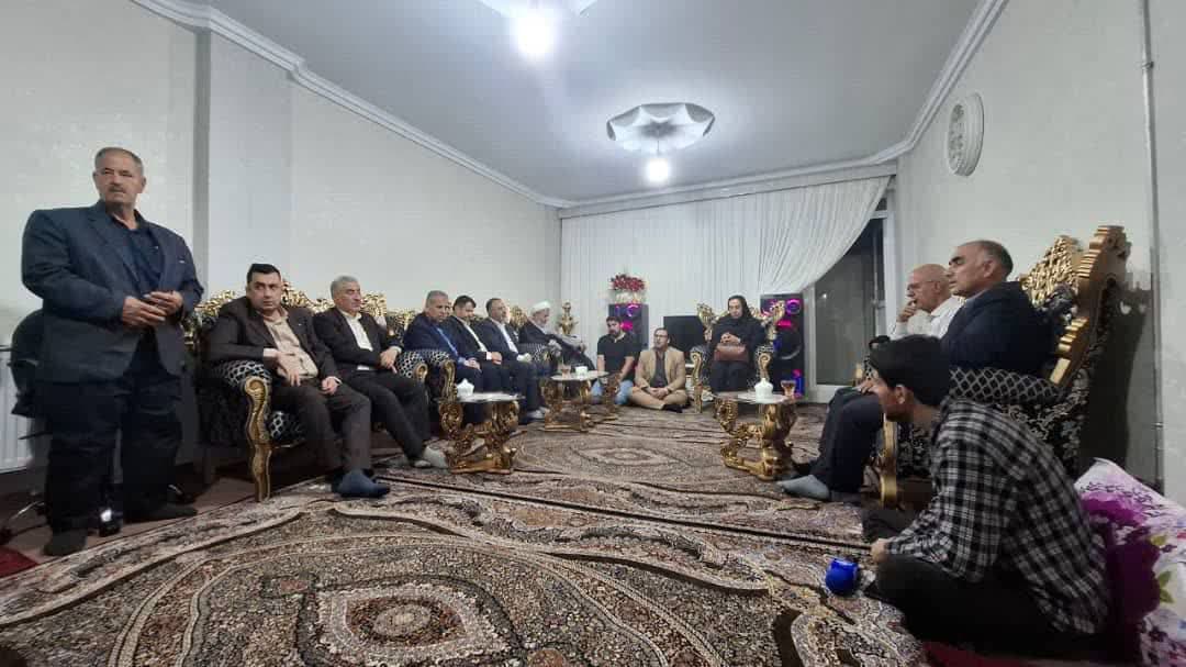 دیدار و ابراز همدردی فرماندار ارومیه، مدیرکل آموزش‌ و پرورش استان و شهردار ارومیه با خانواده دانش‌آموز جان‌باخته در حادثه آتش‌سوزی سرویس مدرسه