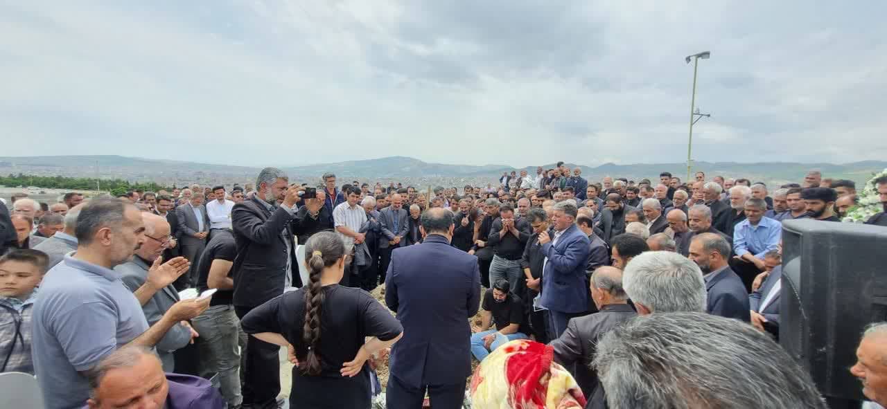 حضور مسئولان استانی و شهرستانی در مراسم تشییع دانش‌آموز جان‌باخته حادثه آتش‌سوزی سرویس مدرسه در ارومیه