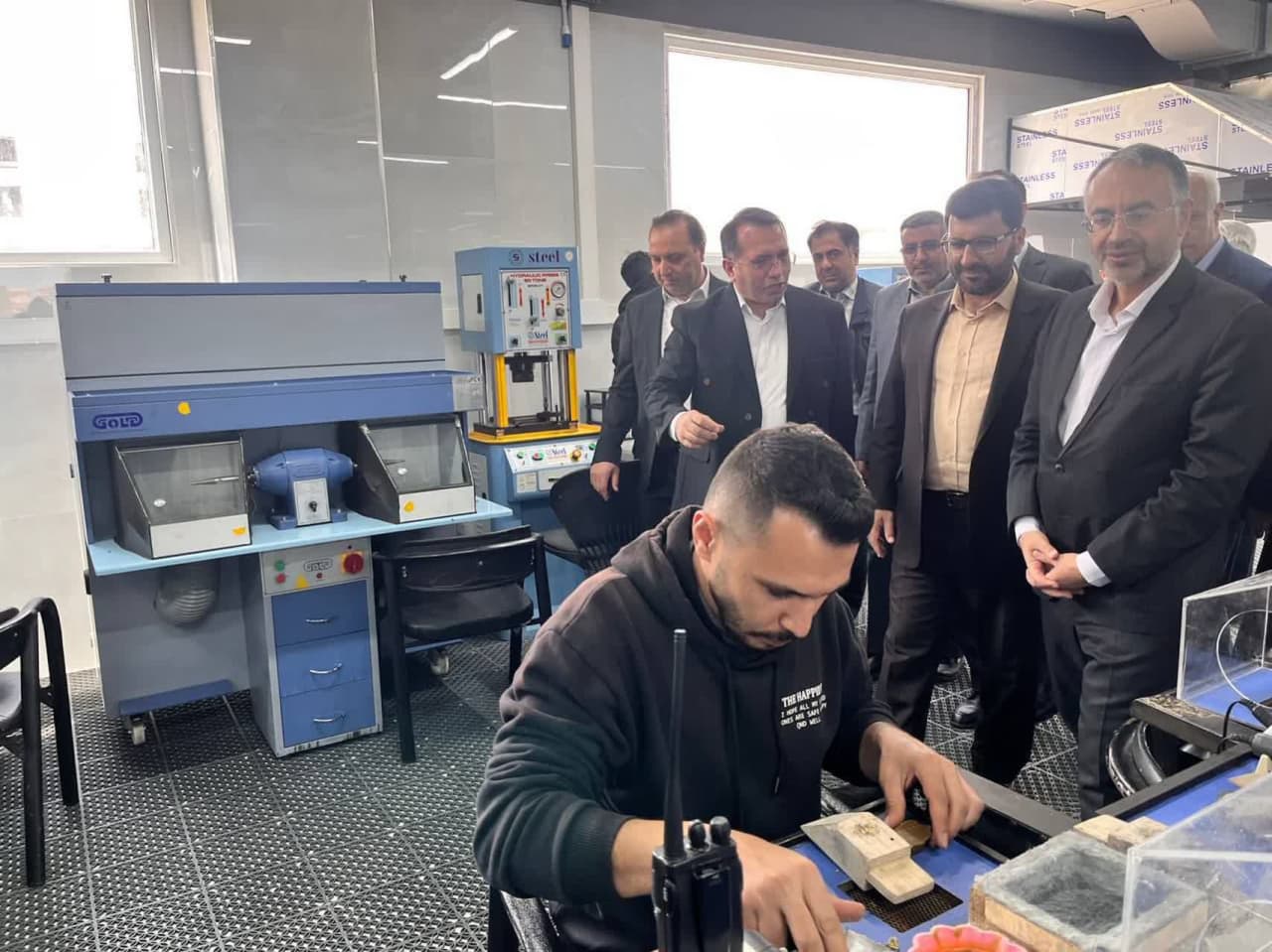 بازدید معاون امور اقتصادی استانداری آذربایجان‌غربی و فرماندار ارومیه از یک واحد تولیدی مصنوعات طلا
